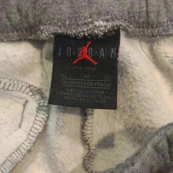 EUC Jordan Flight gray joggers boys xlarge - Picture 4 of 5